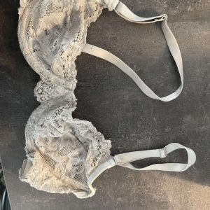 Fræk velbrugt bh - med massere af historie