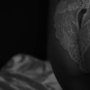 Bundløse hvide trusser + 6 prof. billeder af mig iført trusserne