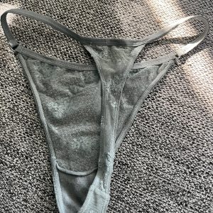 Blå gennemsigte gstrenge