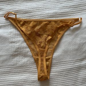 Fræk blonde G-streng