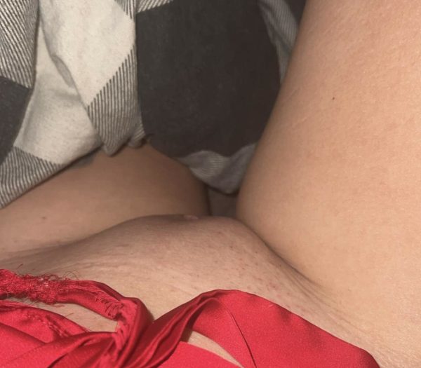 Video med forskelligt legetøj, lyserød rabbit-dildo bl.a.