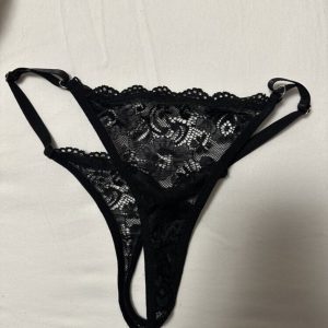 Sorte trusser med sæd i