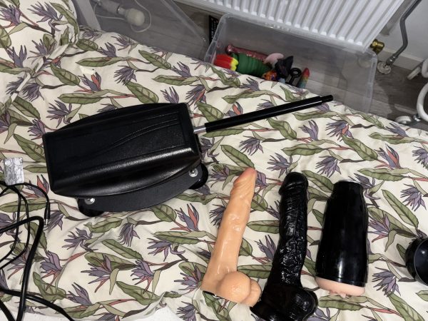 Sex maskine med flere stykker legetøj