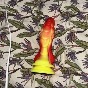 Rød og rød fantasy dildo