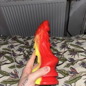 Rød og rød fantasy dildo