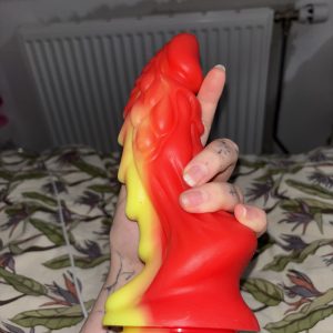 Rød og rød fantasy dildo