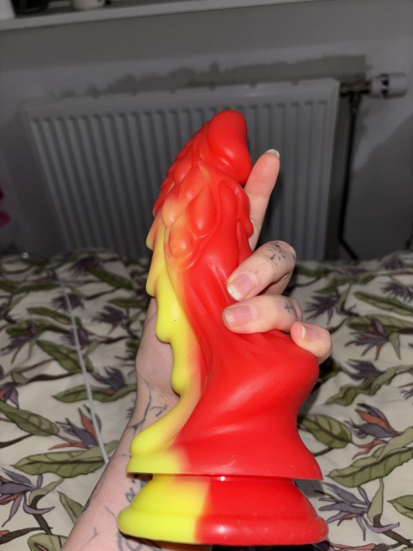 Rød og rød fantasy dildo