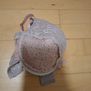 Brugt bh lyserød med blomster og blonder