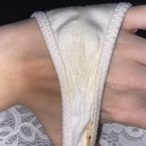 Hvis Hunkemoller trusse, med udflåd og bremsespor