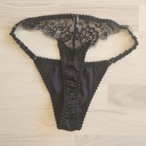 Silkeblød g-streng med blonder