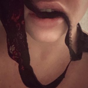 Fræk sort/rød g-streng