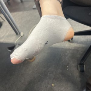 Brugte hullede hvide ankel sokker (aldrig blevet vasket)