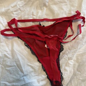 Fræk rød g-strengs trusse