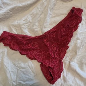 Frække røde blondetrusser