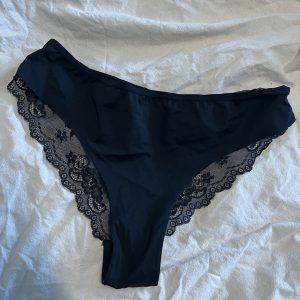 Delikat sort trusse med blonder