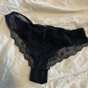 Delikat sort trusse med blonder