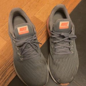 Välanvända sneakers