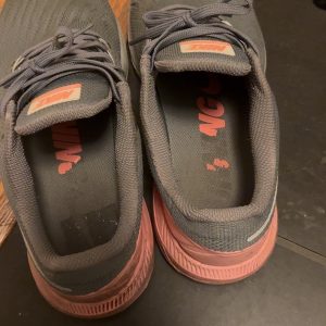 Välanvända sneakers