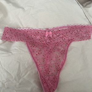 Pink feminin G-streng med små røde hjerter️