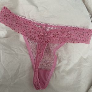 Pink feminin G-streng med små røde hjerter️