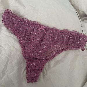 Feminin lyserød trusse