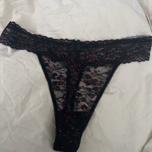 Fræk og delikat sort blonde G-streng️‍