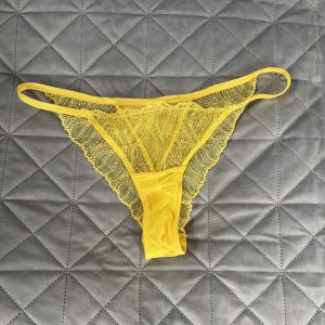 Sexiga gula trosor, halvstring