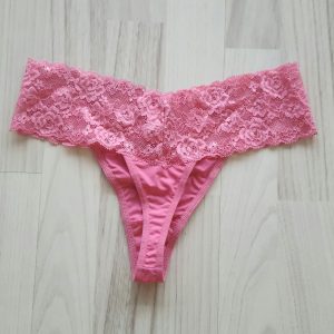 Lyserød G-streng  med blondekant