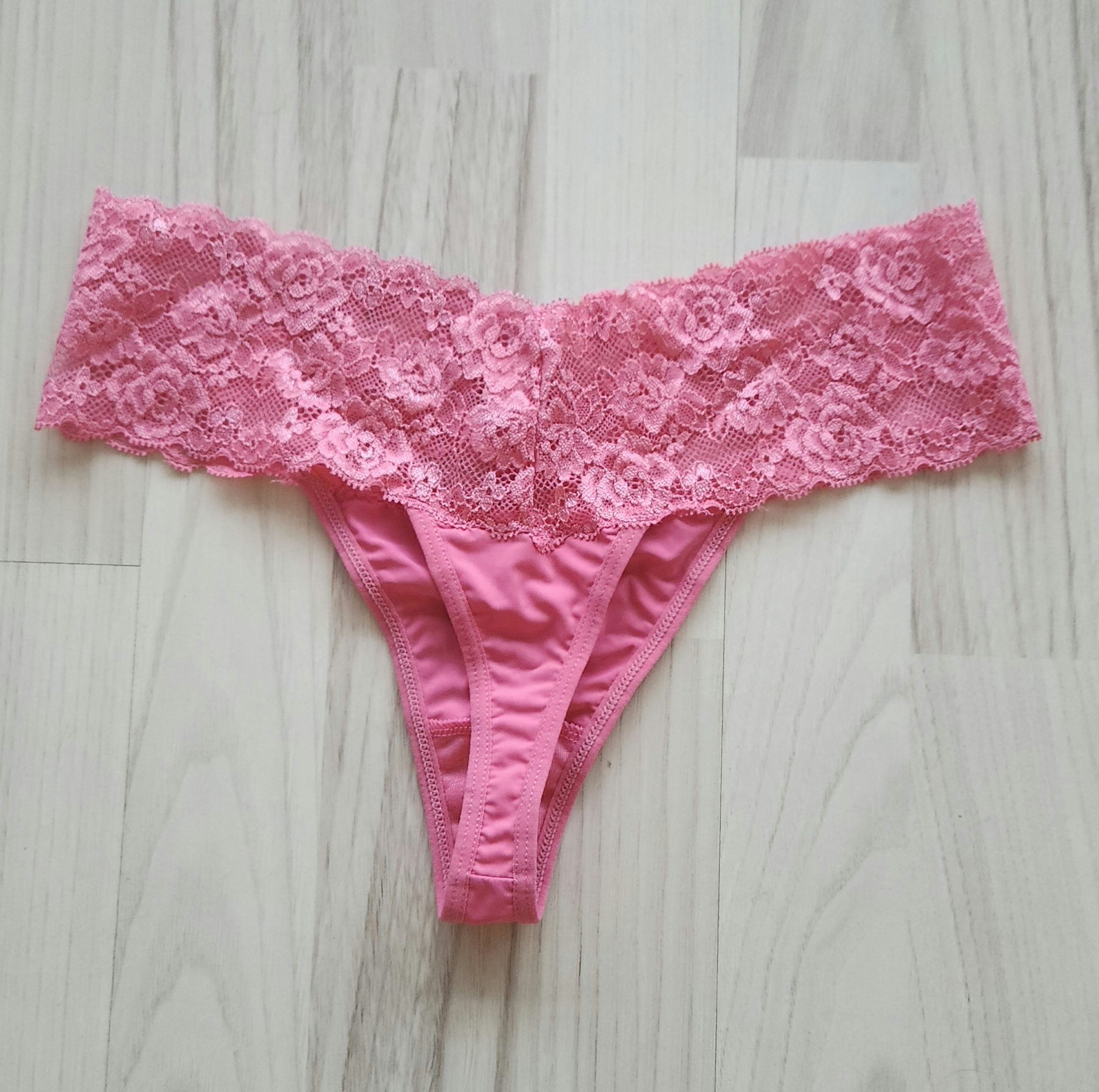 Lyserød G-streng med blondekant