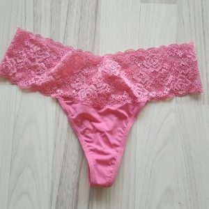 Lyserød G-streng med blondekant