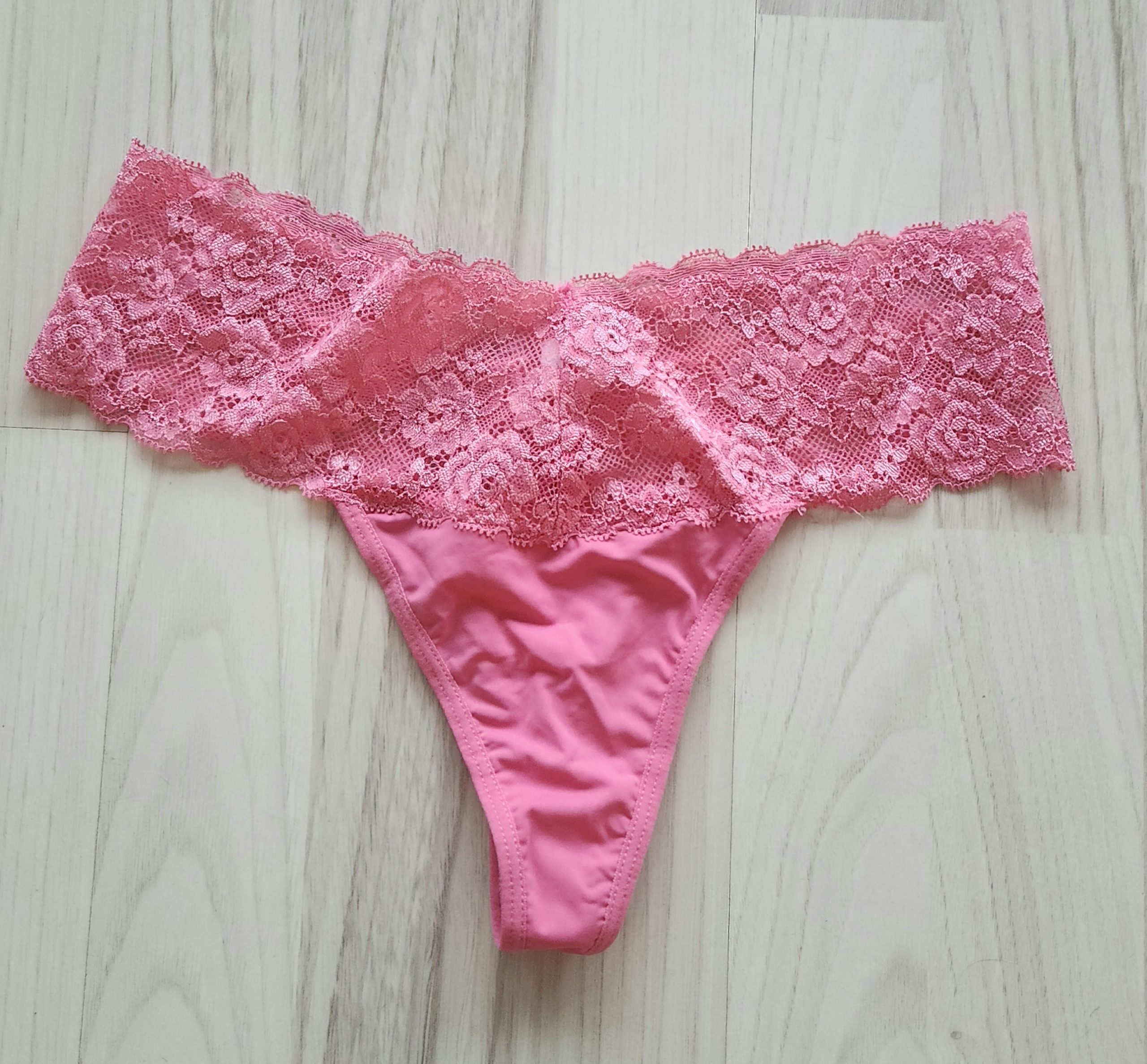 Lyserød G-streng med blondekant