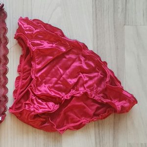 Rød silke trusse