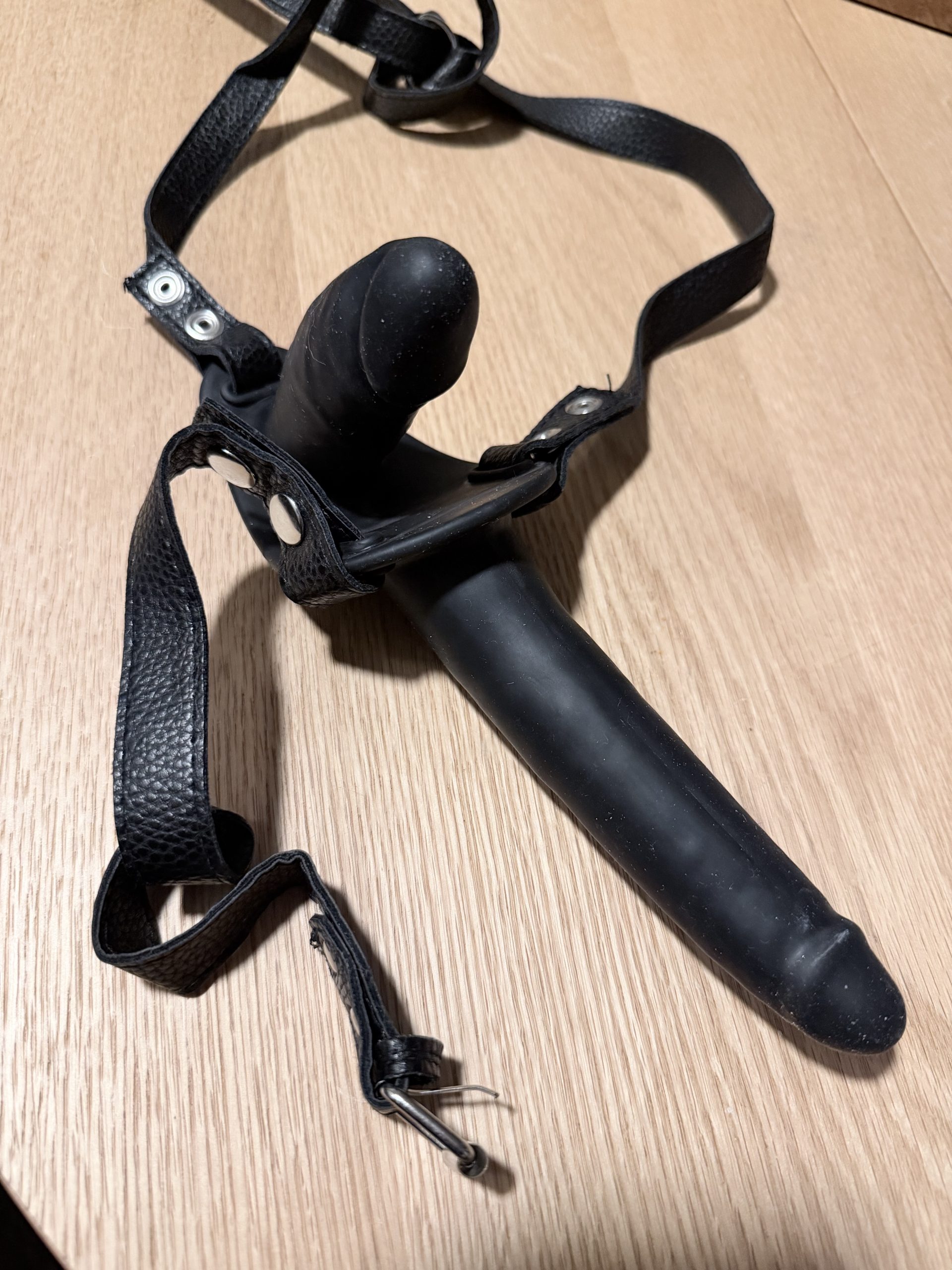 Kun i aften. Køb og se jeg bliver domineret med strap on!!