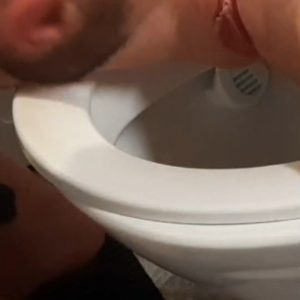 Tisser på toilettet og bliver slikket ren - video.