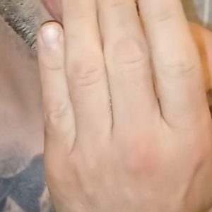 Tisser på toilettet og bliver slikket ren - video.