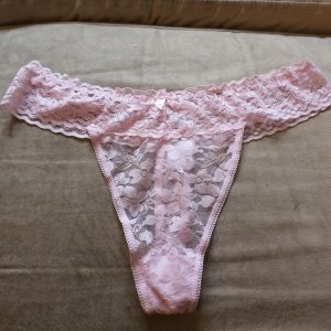 G-strenge str. S, strømper str. 36, jeg harvde fineste små trusser som jeg sælger efter, at du bestemmer hvor længe jeg selfølgelig skal gå med dem, og hvad jeg skal lave i dem er jo helt op til dig, jeg vil bare gerne gøre dig glad