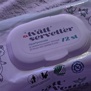 Våtservetter med fittsaft och bajs.