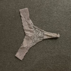 Fræk nude blonde g-string