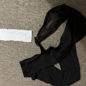 Sort trusse med en klat rødlig saften