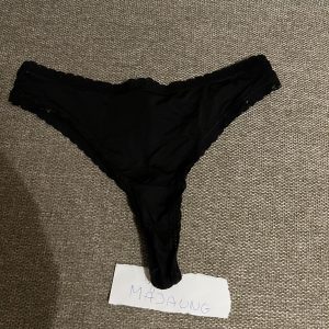 Sort trusse med en klat rødlig saften