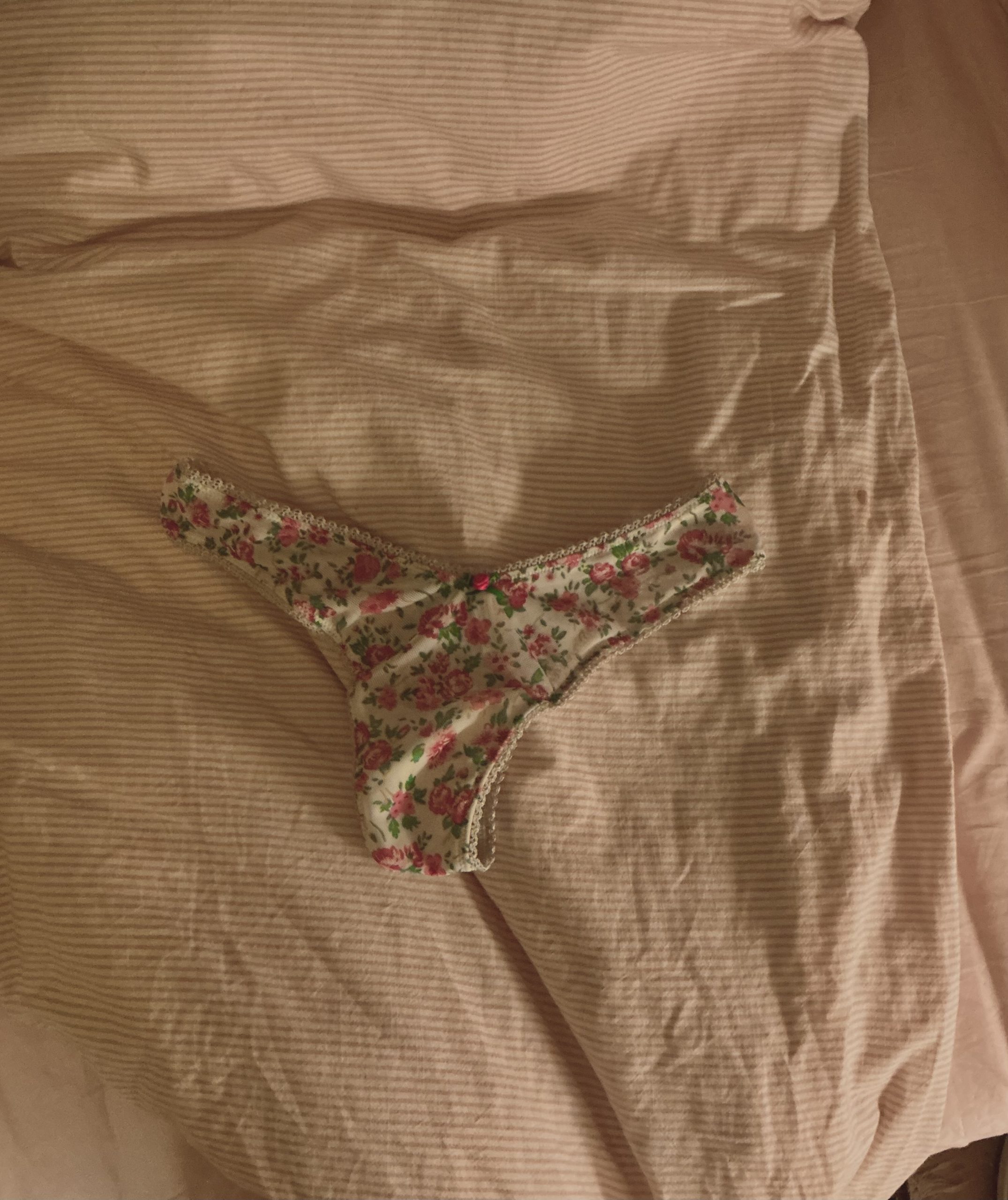 En lille lækker våd blonde Brazilian med blomster