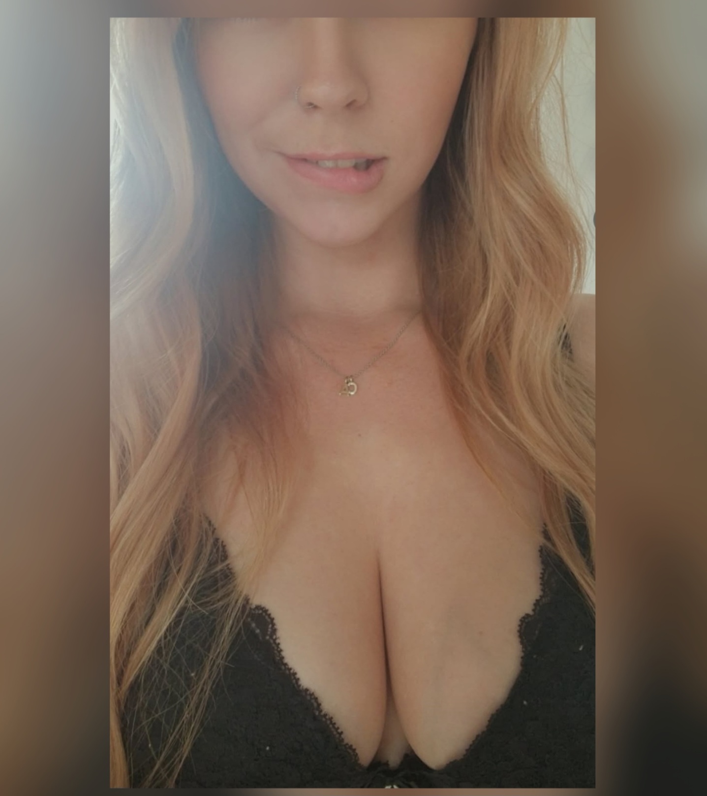 Billeder i lækkert undertøj.