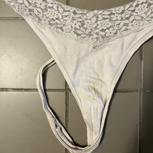 Slidte brugte trusser, med hul ‍