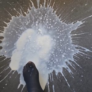 Hvad skal jeg mase/træde på i kort video med nylonstrømper.