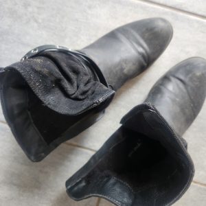 Beskidte støvler der lugter