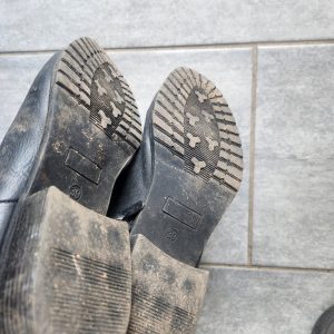 Beskidte støvler der lugter