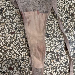 Blonde G-streng med menstruation