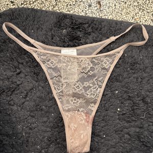 Blonde G-streng med menstruation