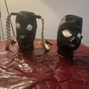 2 stk Latex masker i god kvalitet.