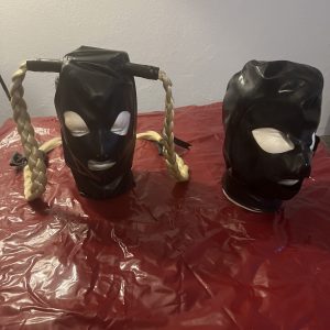 2 stk Latex masker i god kvalitet.
